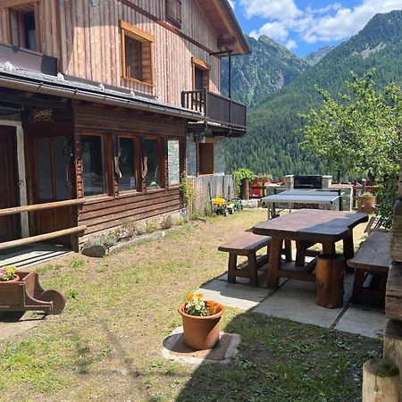 Joivy Modern Family Chalet With Stunning Mountain Views Champoluc Luaran gambar
