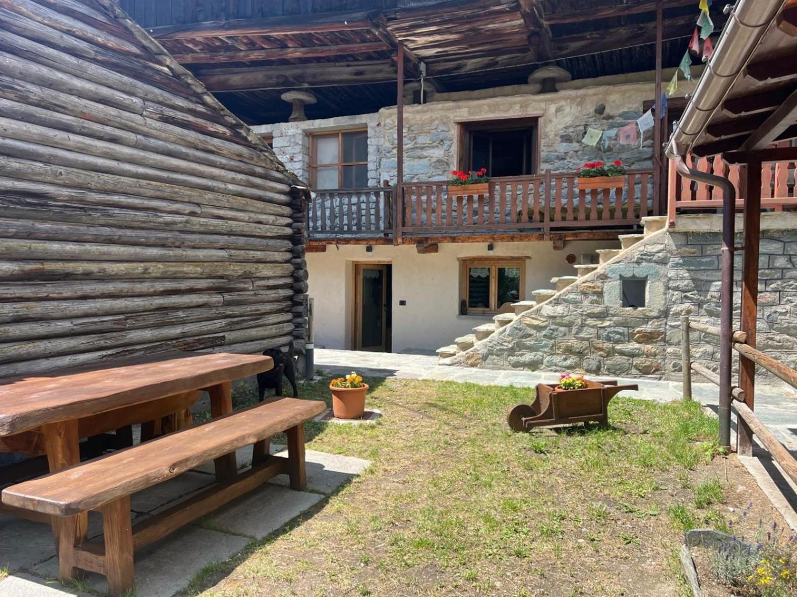 Joivy Modern Family Chalet With Stunning Mountain Views Champoluc Luaran gambar