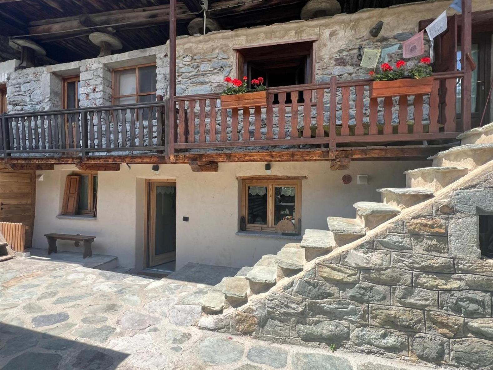 Joivy Modern Family Chalet With Stunning Mountain Views Champoluc Luaran gambar