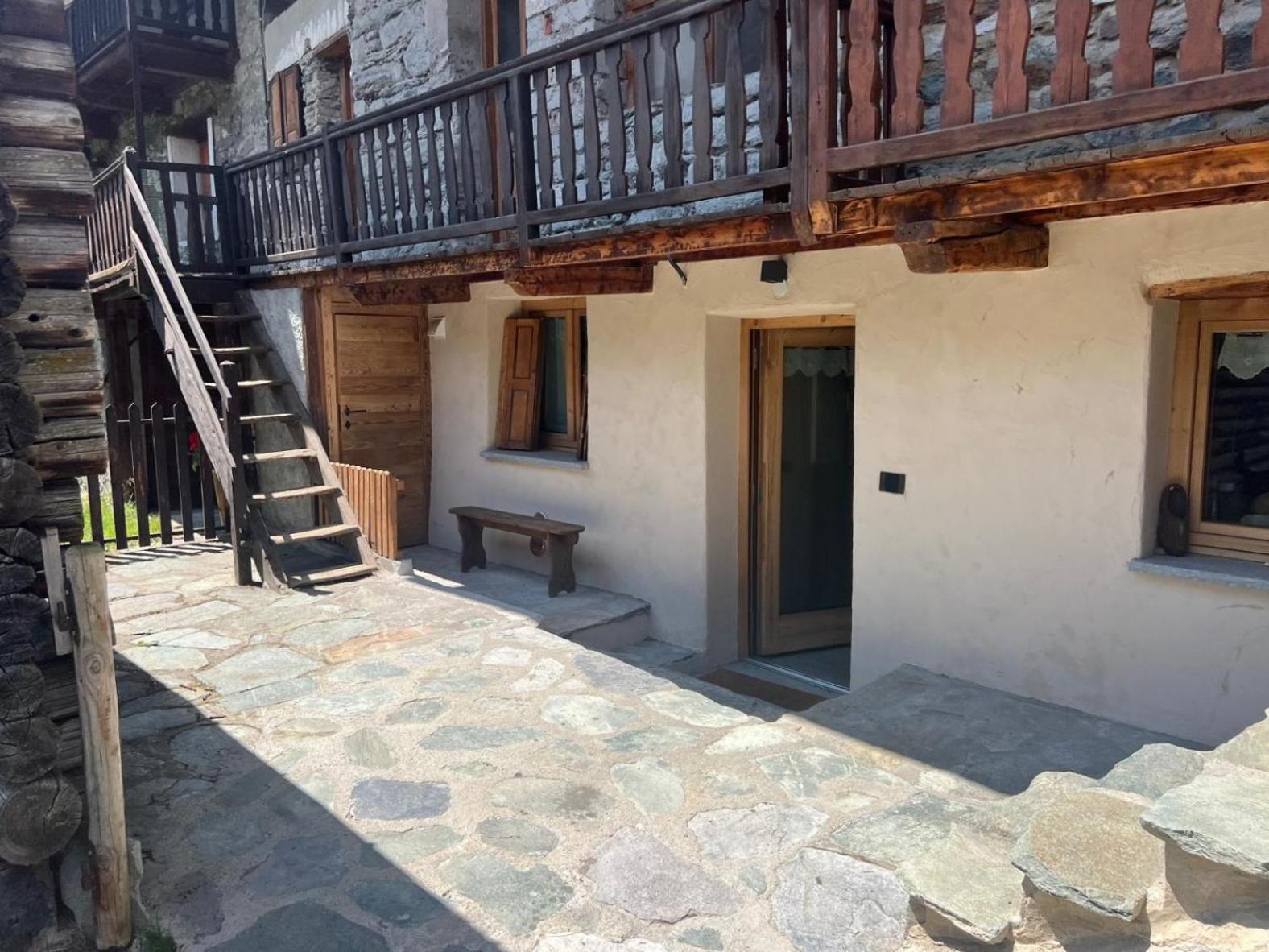 Joivy Modern Family Chalet With Stunning Mountain Views Champoluc Luaran gambar