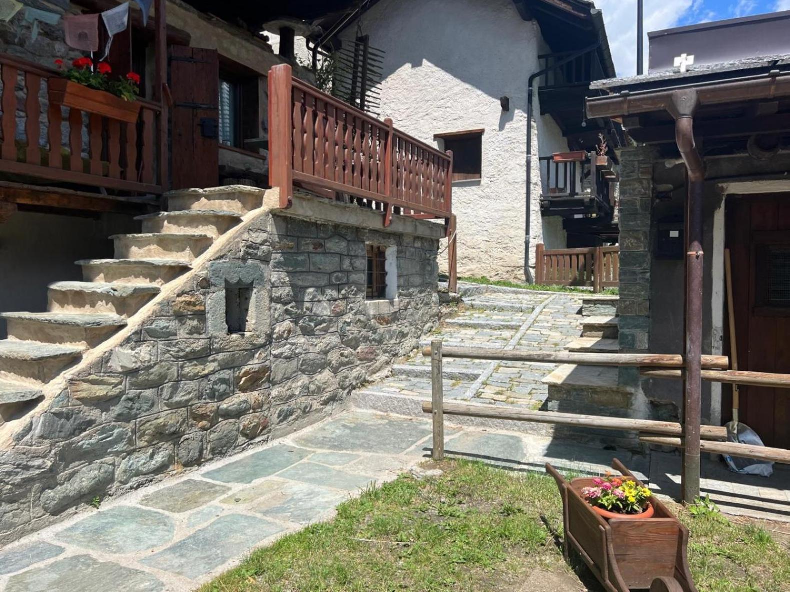 Joivy Modern Family Chalet With Stunning Mountain Views Champoluc Luaran gambar