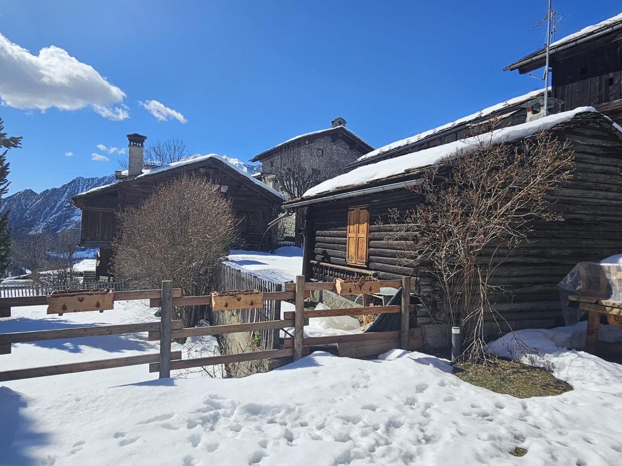 Joivy Modern Family Chalet With Stunning Mountain Views Champoluc Luaran gambar