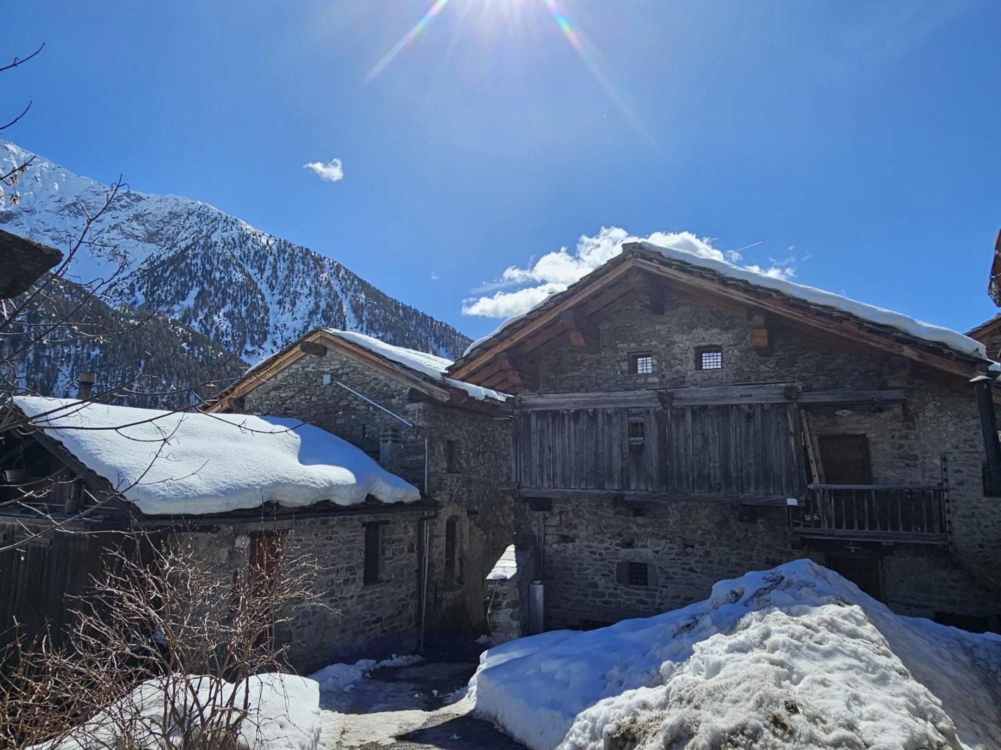 Joivy Modern Family Chalet With Stunning Mountain Views Champoluc Luaran gambar