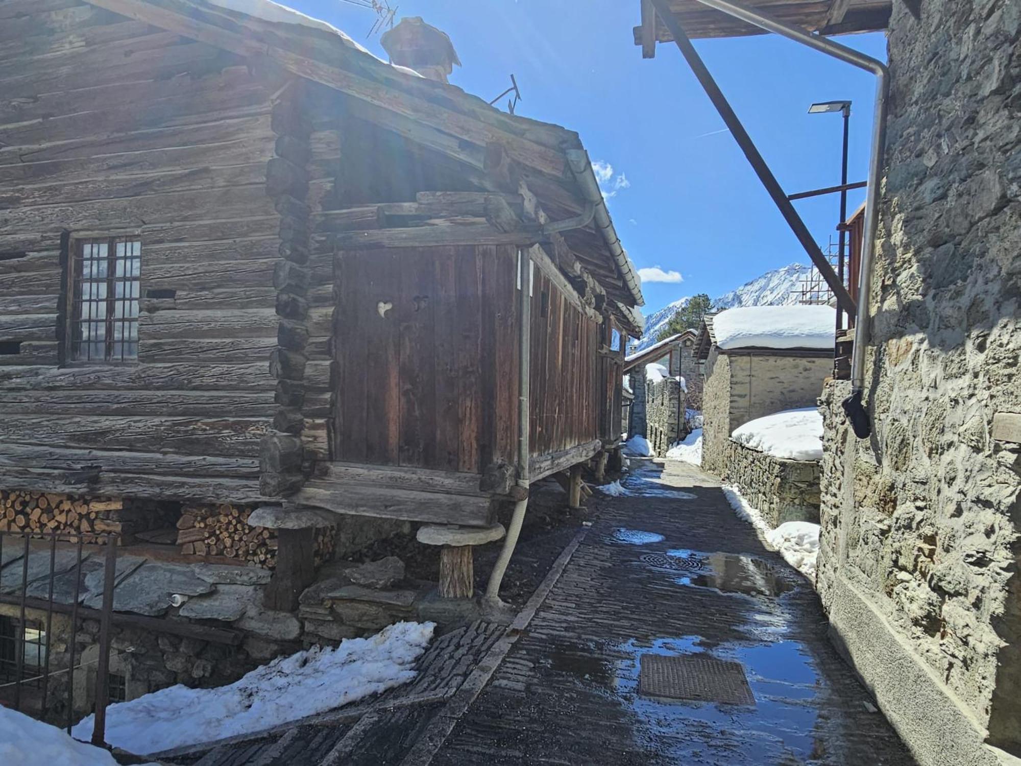 Joivy Modern Family Chalet With Stunning Mountain Views Champoluc Luaran gambar