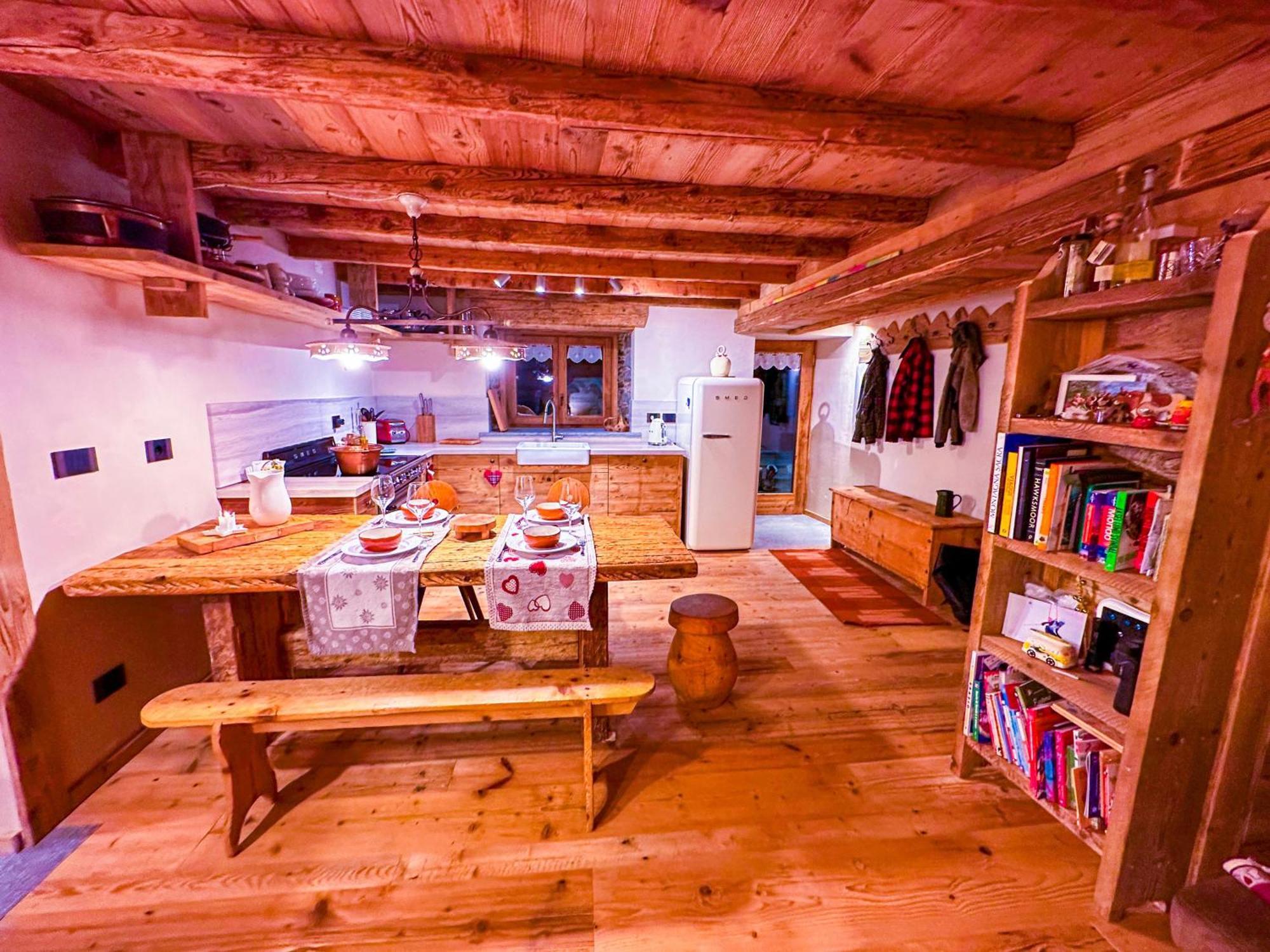 Joivy Modern Family Chalet With Stunning Mountain Views Champoluc Luaran gambar