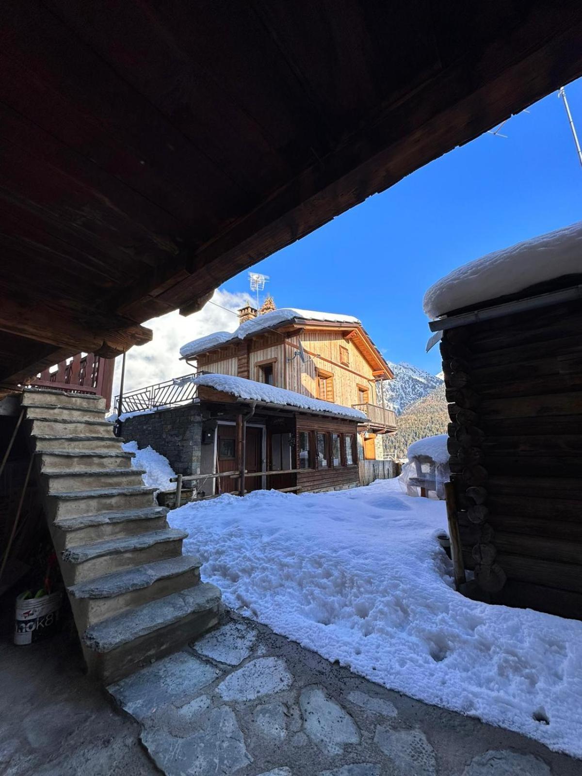 Joivy Modern Family Chalet With Stunning Mountain Views Champoluc Luaran gambar