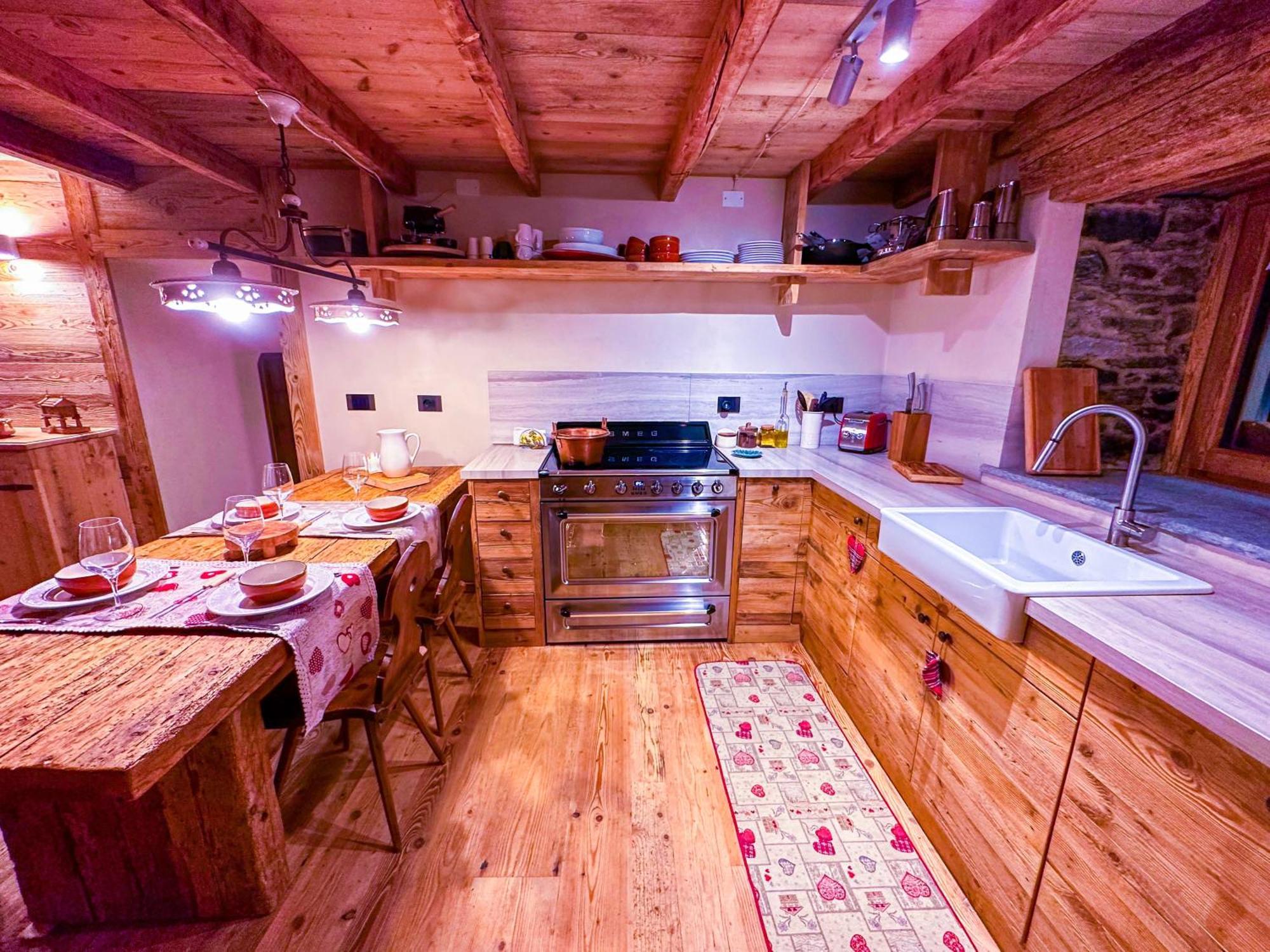 Joivy Modern Family Chalet With Stunning Mountain Views Champoluc Luaran gambar
